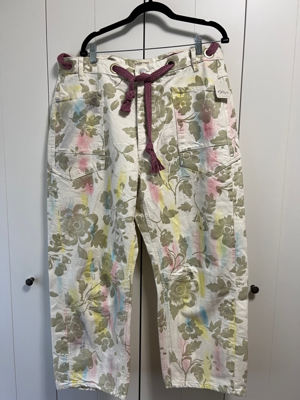 NWT  We the Free  Moxie Jeans Flocked with distressed paint swipes size 33